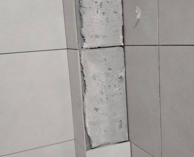 蒸湘瓷砖空鼓维修公司分享下瓷砖施工前基层浇水润湿程度不足，可能导致以下问题
